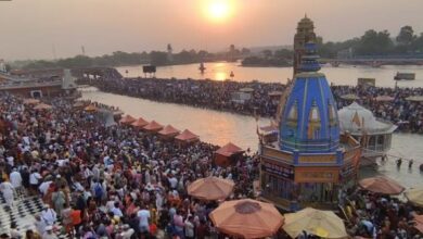 Photo of हरिद्वार में उमड़ा आस्था का सैलाब, हरकी पैड़ी पर पैर रखने तक की जगह नहीं