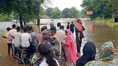 Photo of  शहडोल में 10 घंटे से बारिश का दौर जारी, घरों में घुसा पानी, पुल से सात फीट ऊपर बह रही मुड़ना नदी