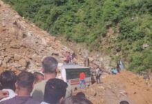 Photo of उत्तराखंड :   सिमली-ग्वालदम हाईवे गौचर-कमेड़ा में मलबे में फंसी बस