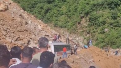Photo of उत्तराखंड :   सिमली-ग्वालदम हाईवे गौचर-कमेड़ा में मलबे में फंसी बस