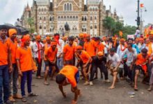 Photo of महाराष्ट्र :   प्रदर्शनकारियों ने सड़क पर खेली कबड्डी, ट्रैफिक जाम के चलते पैदल चलकर हाईकोर्ट पहुंचे जज