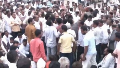 Photo of नागपुर में सड़कों पर उतरे किसान, कर्ज माफी को लेकर बंद किया नेशनल हाइवे