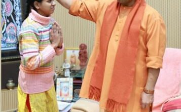 Photo of कानपुर से पैदल पहुंची दिव्यांग खुशी से सीएम योगी ने की मुलाकात