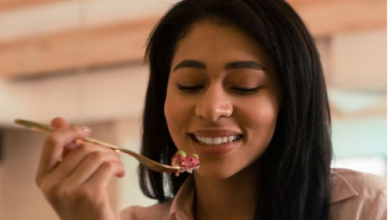 Photo of सोने से कितनी देर पहले कर लेना चाहिए डिनर? गलत समय पर खाना बन सकता है बीमारी की वजह