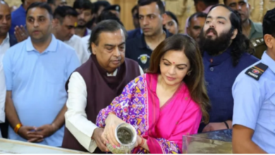 Photo of नए साल पर ज्योतिर्लिंग के दर्शन करने पहुंचा अंबानी परिवार, सोमनाथ महादेव मंदिर में टेका माथा
