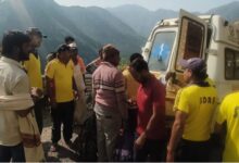 Photo of बदरीनाथ हाईवे पर हादसा: तोताघाटी के पास ब्रेक फेल होने से यात्रियों से भरी बस पलटी